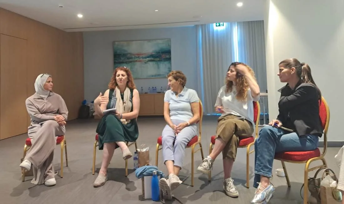 Participante în cercul din sala de seminar